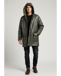 Modello che indossa giacca in vera pelle verde oliva con cappuccio